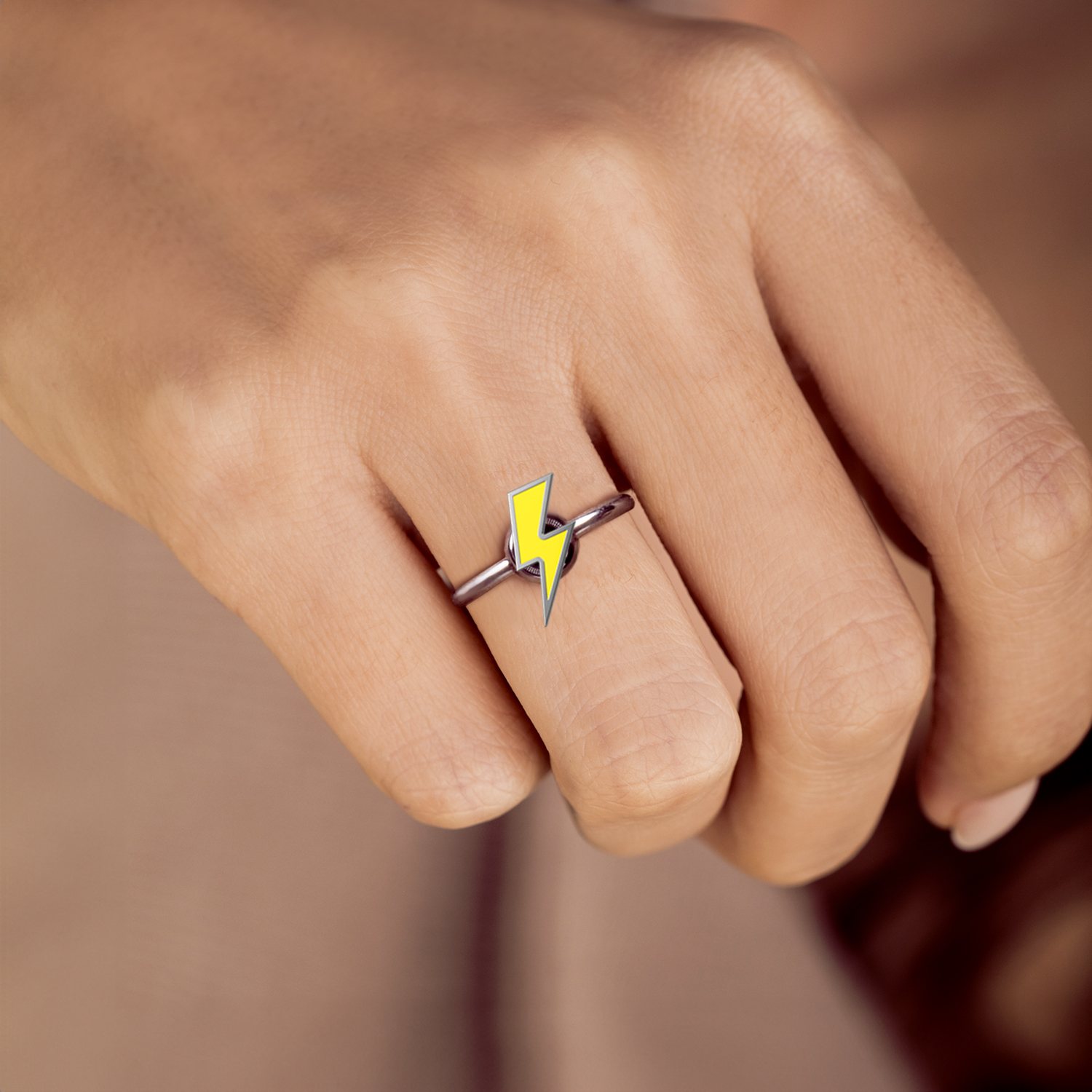 Επιπλατινωμένο κόσμημα Joollion Charm Thunder (Κεραυνός) από ασήμι 925 με κίτρινο σμάλτο. Φορεμένο σε δαχτυλίδι Joolet από ασήμι 925 της Joolify (Sterling Silver 925).