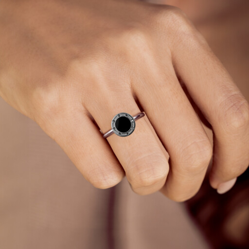 Joollion Charm Elegant-Stones Black & Black σε Joolet Ring. Επιπλατινωμένο ασήμι 925, συμβατό με όλα τα Joolets της Joolify.