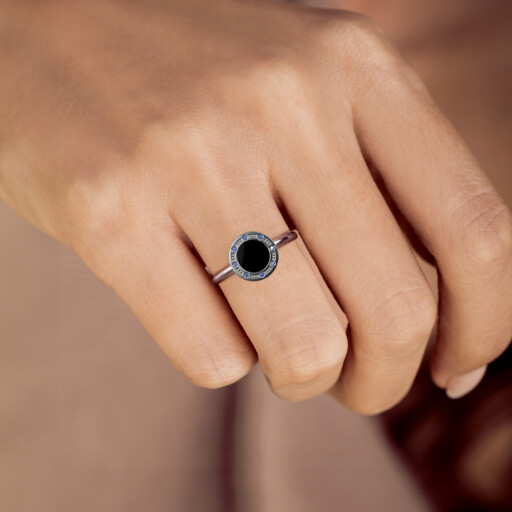 Joollion Charm Elegant-Stones Black & Blue σε Joolet Ring. Επιπλατινωμένο ασήμι 925, συμβατό με όλα τα Joolets της Joolify.