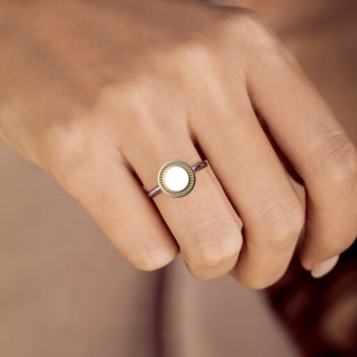 Joollion Charm Elegant White - Large, φορεμένο σε Joolet Ring. Από επιχρυσωμένο ασήμι 925, συμβατό με όλα τα Joolets της Joolify.