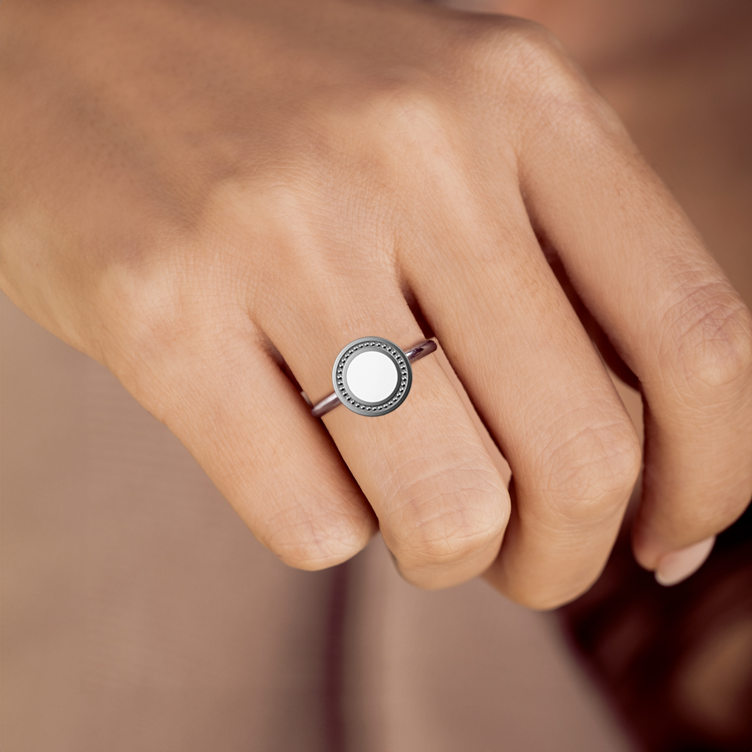 Joollion Charm Elegant White - Large, φορεμένο σε Joolet Ring. Από επιπλατινωμένο ασήμι 925, συμβατό με όλα τα Joolets της Joolify.