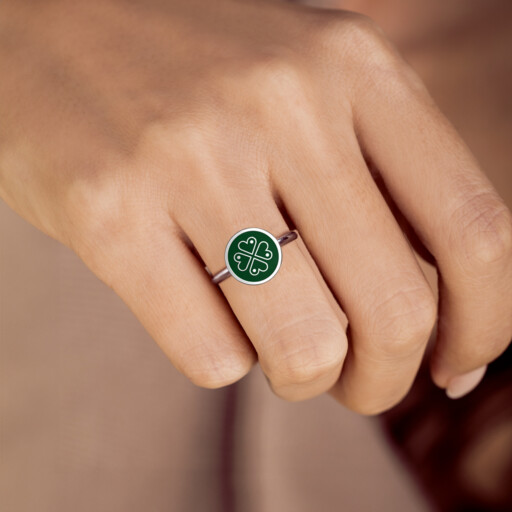 Joollion Charm Green Clover, φορεμένο σε Joolet Ring. Επιπλατινωμένο ασήμι 925, συμβατό με όλα τα Joolets της Joolify.