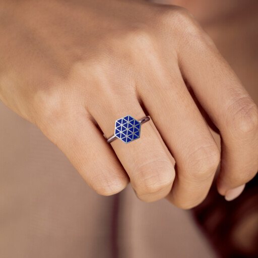 Joollion Charm Pop Hexagon Blue, φορεμένο σε Joolet Ring. Επιπλατινωμένο ασήμι 925, συμβατό με όλα τα Joolets της Joolify.