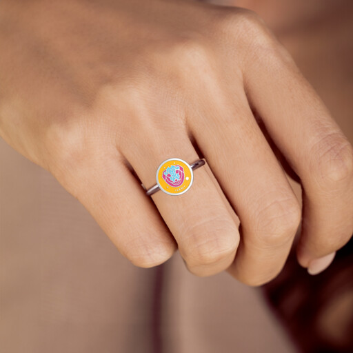 Joollion Charm Leo (Λέων), φορεμένο σε Joolet Ring. Επιπλατινωμένο ασήμι 925, συμβατό με όλα τα Joolets της Joolify.