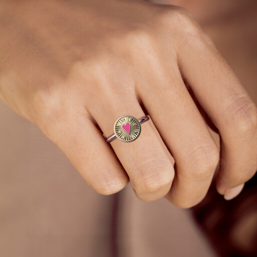 Joollion Charm Pink Heart, φορεμένο σε Joolet Ring. Από επιχρυσωμένο ασήμι 925, συμβατό με όλα τα Joolets της Joolify.