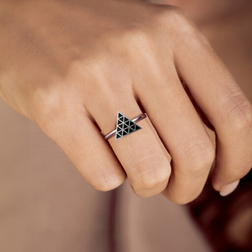 Joollion Charm Pop Triangle Black, φορεμένο σε Joolet Ring. Επιπλατινωμένο ασήμι 925, συμβατό με όλα τα Joolets της Joolify.