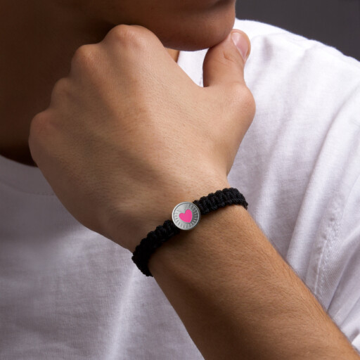 Επιπλατινωμένο κόσμημα Joollion Charm Pink Corazon (Ροζ Καρδιά) από ασήμι 925, φορεμένο σε μαύρο μακραμέ Joolet της Joolify.