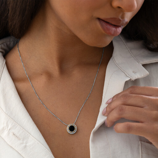 Επιχρυσωμένο κόσμημα με χρυσό 18k, από ασήμι 925. Joollion Charm Elegant Stones με μαύρο σμάλτο και μπλε πέτρες ζιργκόν. Φορεμένο σε ασημένιο κολιέ (Joolet) της Joolify.