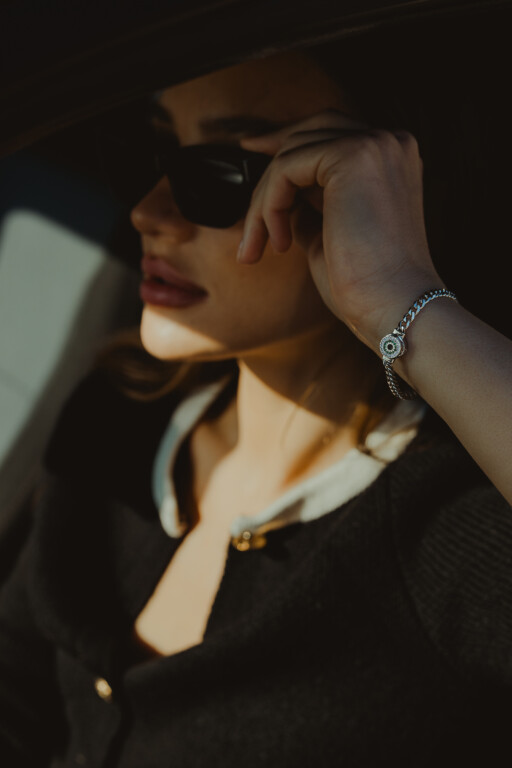 Joolet Bracelet Narrow Chain φορεμένο σε γυναικείο χέρι. Ασήμι 925. Συνδυάζεται με όλα τα Joollions.