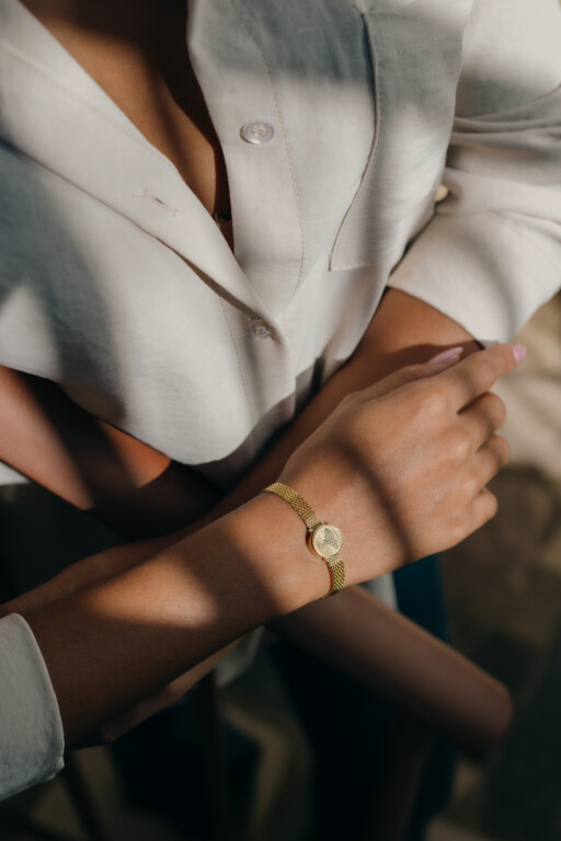 Joolet Bracelet Wide Chain φορεμένο σε γυναικείο χέρι. Ασήμι 925, επιχρυσωμένο με χρυσό 18k. Συνδυάζεται με όλα τα Joollions.