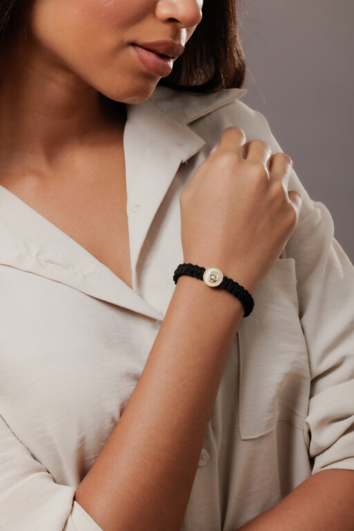 Joolet Bracelet (Βραχιόλι με χοντρό κορδόνι) σε γυναικείο χέρι. Μαύρο χρώμα. Ασήμι 925. Συνδυάζεται με όλα τα Joollions.