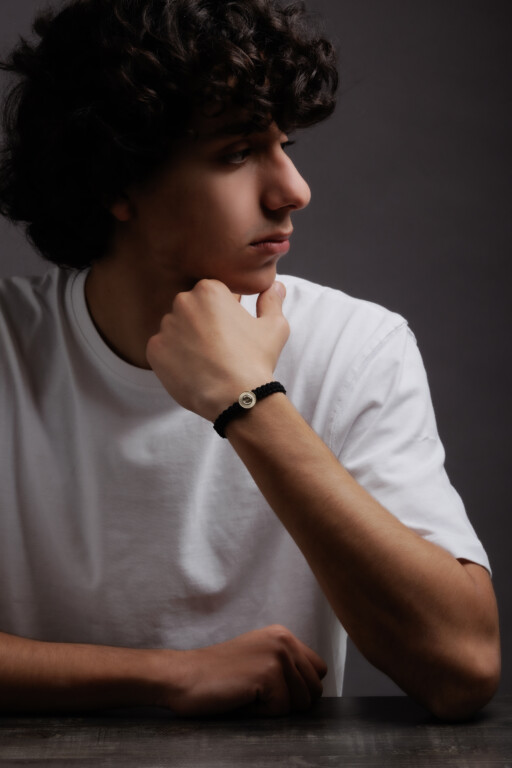 Joolet Bracelet (Βραχιόλι με χοντρό κορδόνι) σε ανδρικό χέρι. Μαύρο χρώμα. Ασήμι 925. Συνδυάζεται με όλα τα Joollions.