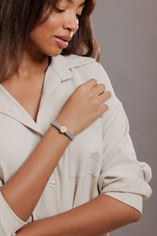 Joolet Bracelet (Βραχιόλι με χοντρό κορδόνι) σε γυναικείο χέρι. Γκρι χρώμα. Ασήμι 925. Συνδυάζεται με όλα τα Joollions.