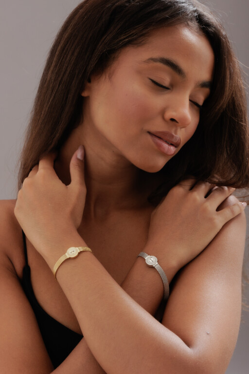 Joolet Bracelet Wide Chain (με ασημένια αλυσίδα) σε γυναικείο χέρι. Ασήμι 925. Συνδυάζεται με όλα τα Joollions.