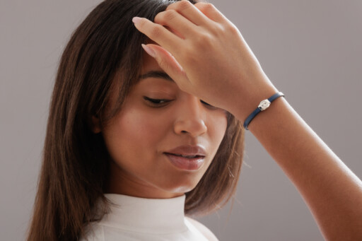 Joolet Bracelet Narrow Leather (Blue) σε γυναικείο χέρι. Ασήμι 925. Συνδυάζεται με όλα τα Joollions.