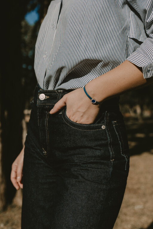 Joolet Bracelet Narrow Leather (μπλε χρώμα) σε γυναικείο χέρι. Ασήμι 925. Συνδυάζεται με όλα τα Joollions.