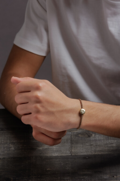 Joolet Bracelet Thin Cord (λεπτό μακραμέ) σε αντρικό χέρι. Μπεζ χρώμα. Ασήμι 925. Συνδυάζεται με όλα τα Joollions.