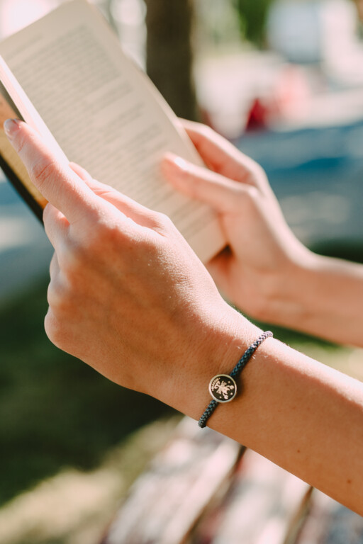 Joolet Bracelet Thin Cord σε γυναικείο χέρι με Joollion ζώδιο. Ασήμι 925. Συνδυάζεται με όλα τα Joollions.