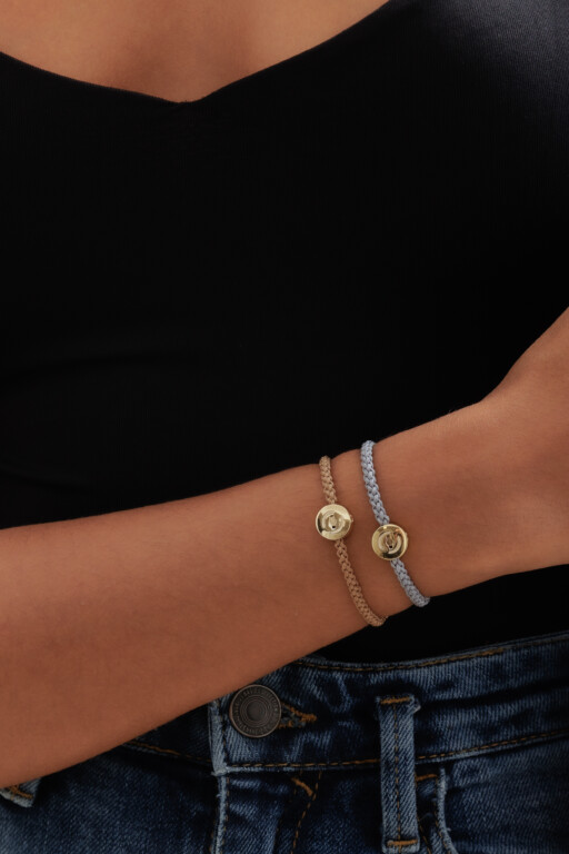 Joolet Bracelets (Βραχιόλια με λεπτό κορδόνι) σε γυναικείο χέρι. Ασήμι 925. Συνδυάζονται με όλα τα Joollions.