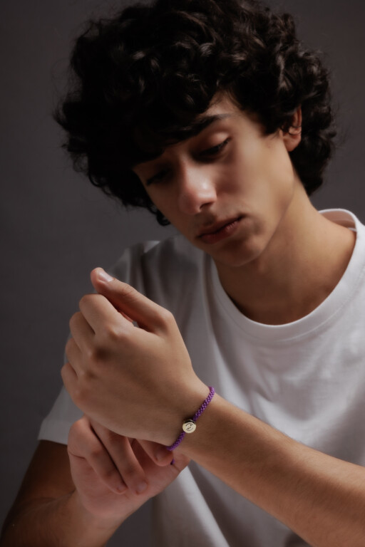 Joolet Bracelet Thin Cord (λεπτό μακραμέ) σε αντρικό χέρι. Μωβ χρώμα. Ασήμι 925. Συνδυάζεται με όλα τα Joollions.