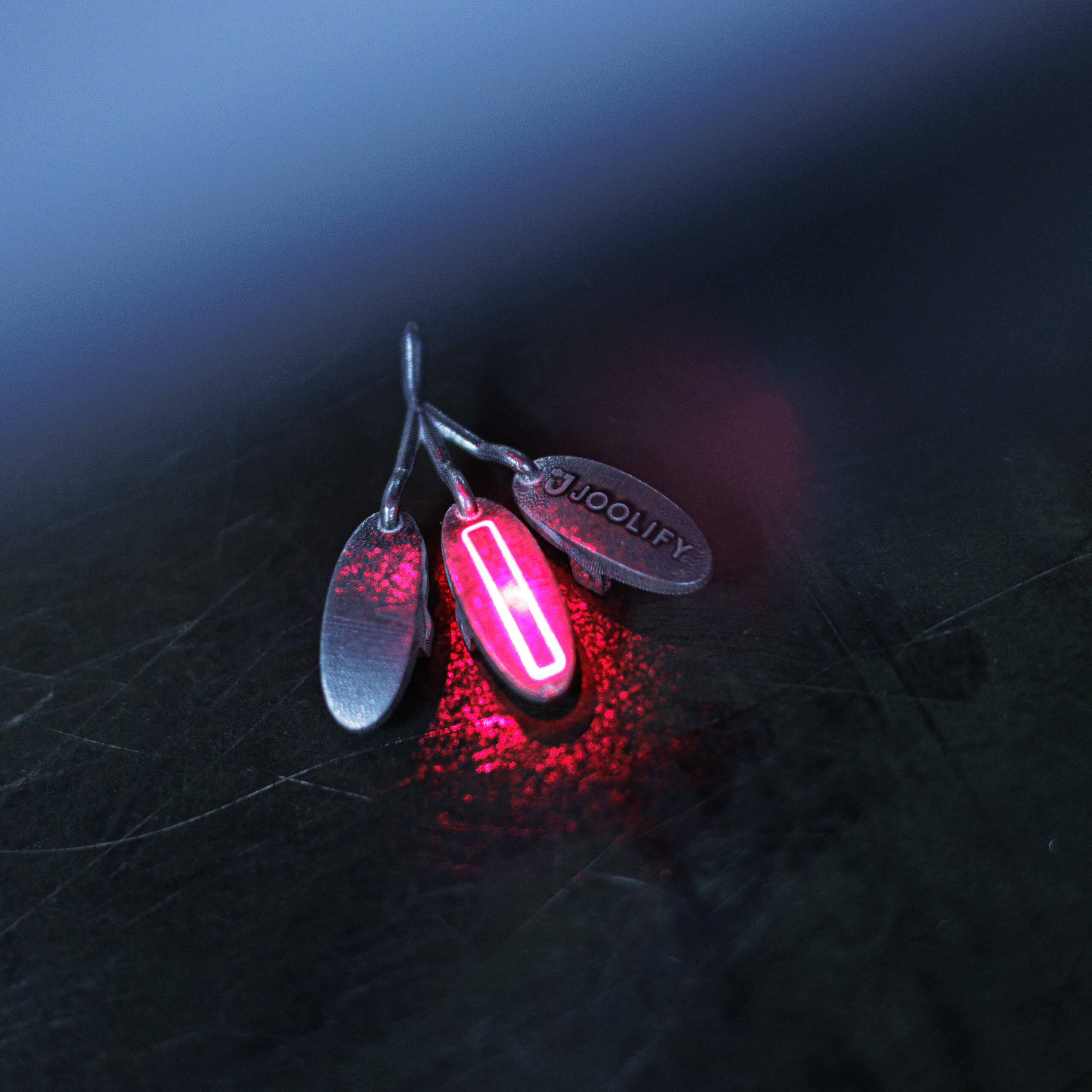 Χάραξη με laser για την αποτύπωση του logo της Joolify σε κοσμήματα από ασήμι 925.