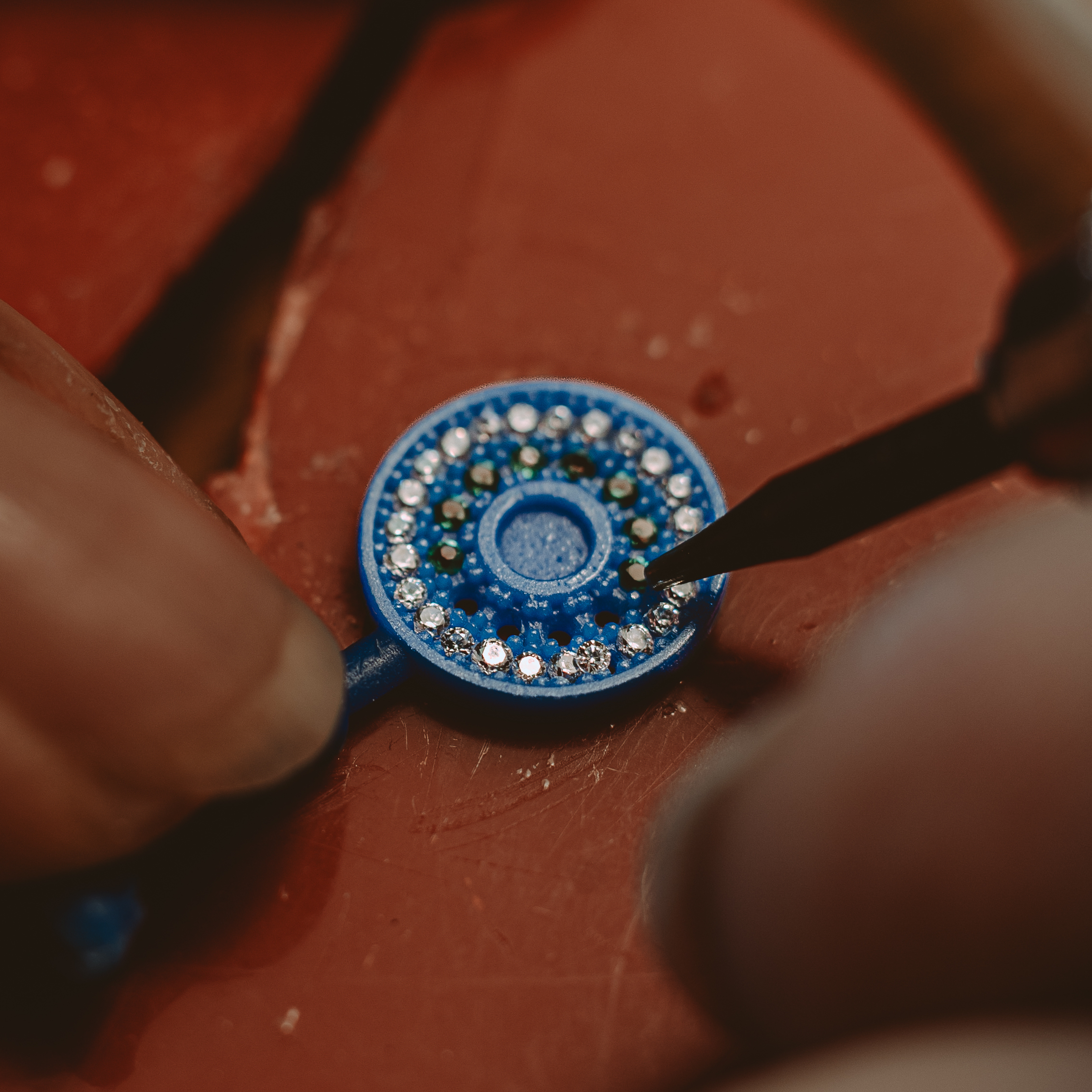 Προσθήκη πετρών ζιργκόν στο Joollion charm Stone Eye.