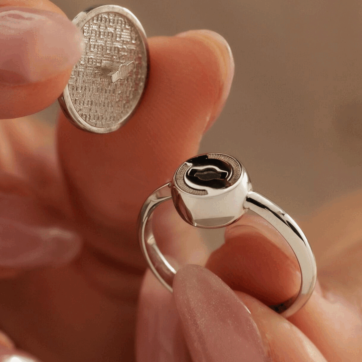 Επίλεξε τη βάση της δημιουργίας σου, το Joolet σου. Τον καμβά που πάνω του θα αποτυπώνεις καθημερινά συναισθήματα, styling, διάθεση και ό,τι άλλο σε εκφράζει.