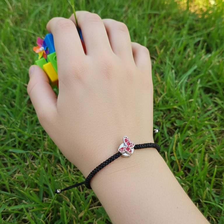 Το Joollion charm Butterfly Red είναι ιδανικό φυλαχτό για να το φορέσουν όλοι. Μικροί και μεγάλοι.